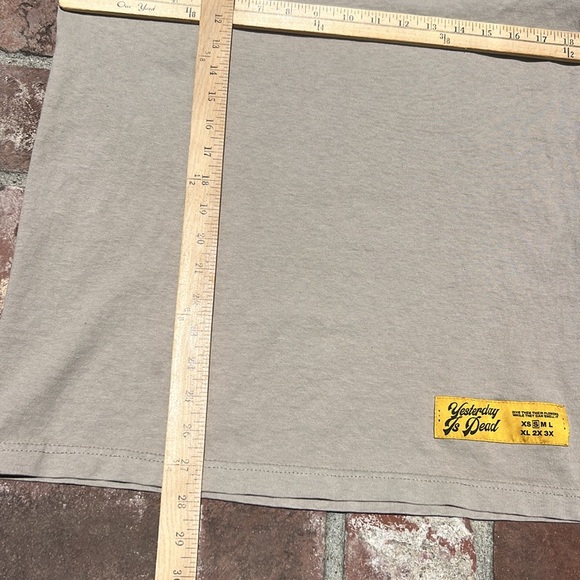 YESTERDAY IS DEAD FLOWER SHOP TEE OATMEAL/NAVY. SIZE S. - Picture 11 of 12